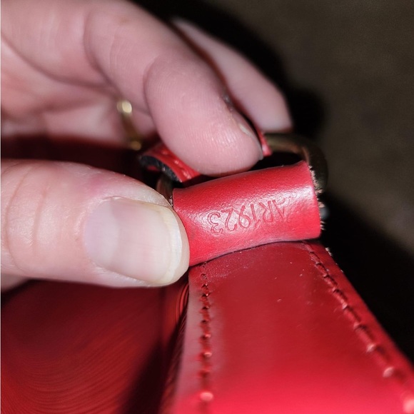 Pre loved authentic Louis Vuitton Epi red bucket style bag - Picture 4 of 10